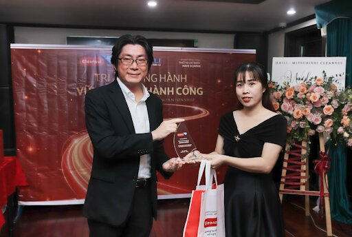 Đại diện Điện Máy 365 lên nhận kỉ niệm chương tri ân đối tác tiêu biểu đã đồng hành và phát triển cùng Mitsubishi Cleansui Việt Nam