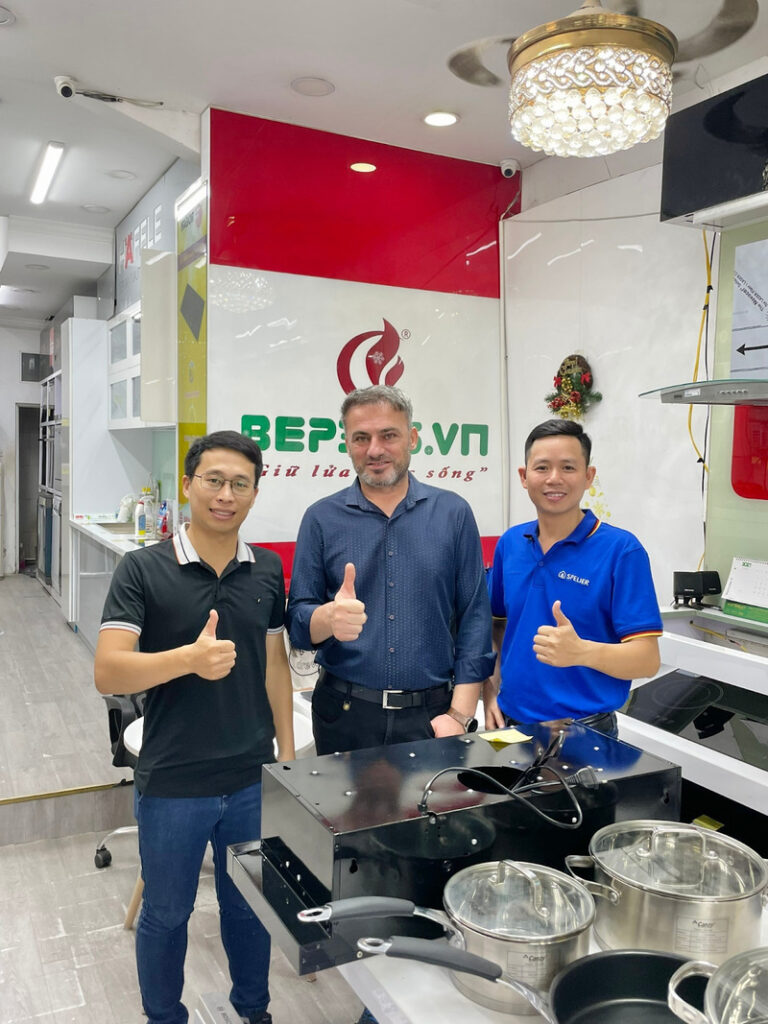 Kỹ sư trưởng Spelier chụp hình cùng thành viên Điện Máy 365